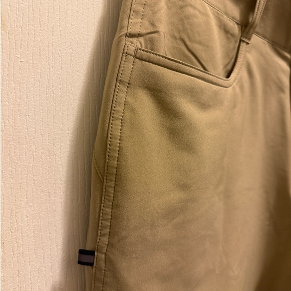 Oakley Men's Khaki Flat Front Shorts 
REGULAR FIT - Picture 4 of 10